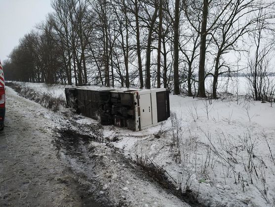 В Харьковской области ветер перевернул рейсовый автобус, есть пострадавшие