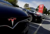 Водитель Tesla жестко проучил полицейского (видео)