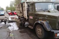 В Запорожье на пешехода упал подъемник мусоровоза, он погиб
