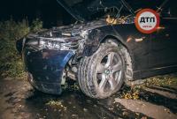 BMW в Киеве вылетел на тротуар и снес деревья, водитель сбежал