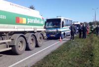 В Днепропетровской области автобус с пассажирами врезался в бензовоз: восемь пострадавших