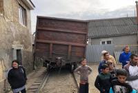 В Ужгороде товарный поезд сошел с рельсов: вагон наклонился возле дома