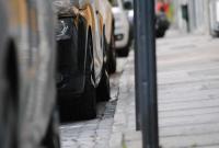 В Украине запретили проектировать автостоянки на тротуарах