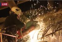 Яму с арматурой на Шулявском мосту залатали