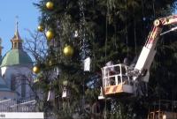 Розпилять на сувеніри: В Києві почався демонтаж головної ялинки країни