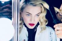 Мадонна показала, как делает шпагат, лежа на спине