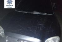 Пьяный водитель "прокатил" патрульного на капоте авто с маленьким ребенком