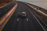На скоростных трассах уменьшат ширину левых полос