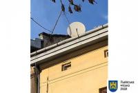 Кусок кирпича с дома травмировал женщину