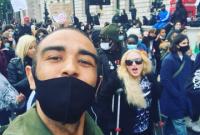 Мадонна пришла на марш памяти Флойда в Лондоне на костылях