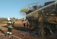 На Буковині у фермера прямо у полі дотла згорів комбайн